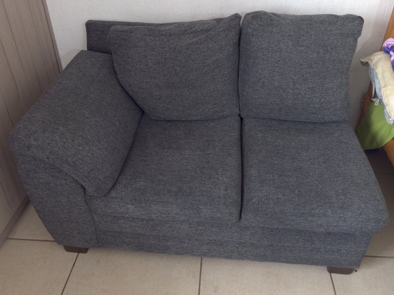El mismo sofá gris después del lavado profundo: tela pareja y sin manchas